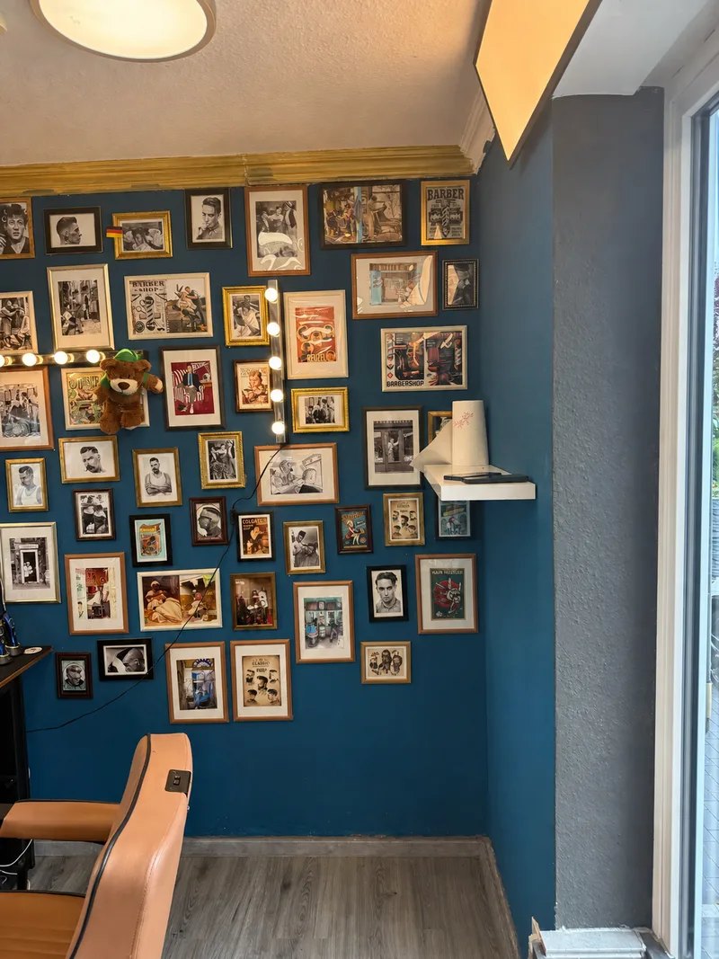 Bilderwand mit klassischen Barbier-Motiven