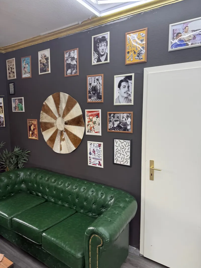 Wartebereich mit Sofa, Wandbildern und Fellrad
