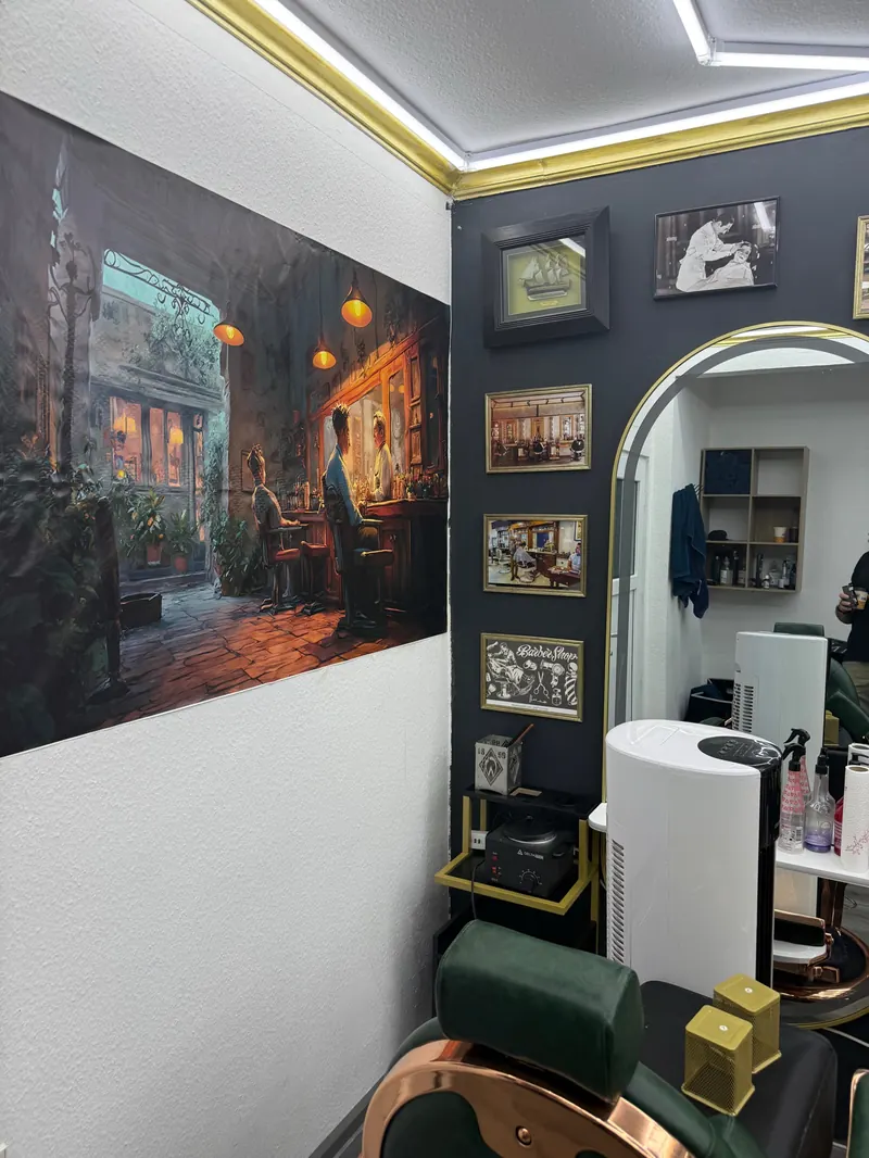 Interieur der Barbierstube mit Goldrahmen und grünem Barbierstuhl