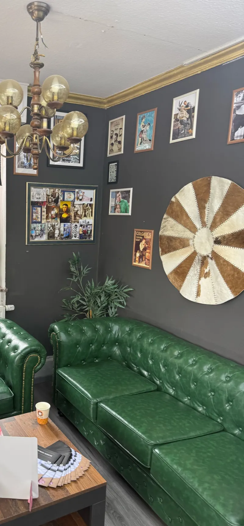 Dunkelgrüne Chesterfield-Sofas im Wartebereich